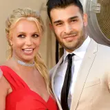 Britney Spears i Sam Asghari, których związek zakończył się rozwodem, pozują do zdjęcia.