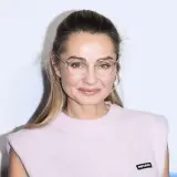 Małgorzata Socha w okularach, z subtelnym uśmiechem. Jej wiek dodaje jej uroku i doświadczenia.