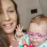 Aneta ze ślubu od pierwszego wejrzenia z córeczką w okularach.