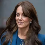 Księżna Kate w niebieskim żakiecie, z błyszczącymi kolczykami i naszyjnikiem. Wszyscy zastanawiają się, co się dzieje z księżną Kate.