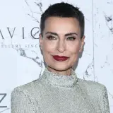 Danuta Stenka, wiek nie gra roli, gdy ma się taki styl. Aktorka w błyszczącej kreacji na tle marmurowej ściany z logo SAVICKI.