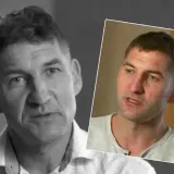 Elvis z "Chłopaki do wzięcia" w zbliżeniu. Mężczyzna o krótkich włosach i zmęczonym spojrzeniu.