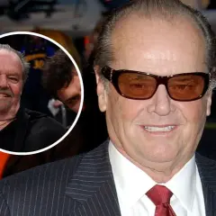 Jack Nicholson, z uśmiechem, jakby opowiadał dzieciom dowcip. W tle widać fragment jego twarzy z innego ujęcia.