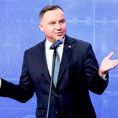 Andrzej Duda, prezydent RP, przemawia. Jego wykształcenie prawnicze z pewnością pomaga mu w karierze politycznej.