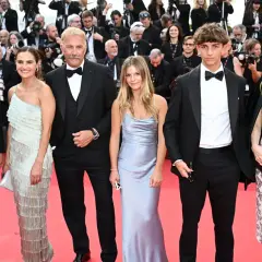 Kevin Costner z dziećmi na czerwonym dywanie.