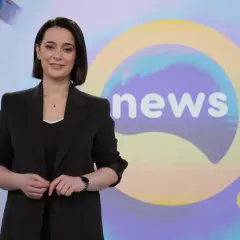 Małgorzata Kukuła w czarnym żakiecie prezentuje wiadomości w TVN.
