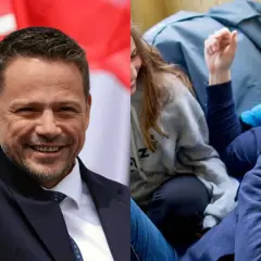 Rafał Trzaskowski, znany z tego, że ma dwoje dzieci, pozdrawia tłum. Obok widać jego dzieci.