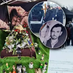 Uroczystość pogrzebowa Gabriela Seweryna. Wieniec, znicze i portret zmarłego. Tłum żałobników w zimowej scenerii.