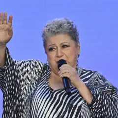 Pamela Bem-Niedziałek śpiewa na scenie, pozdrawiając publiczność.