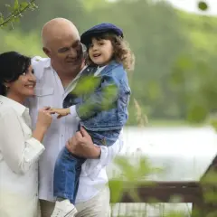 Ryszard Rynkowski z żoną i dzieckiem cieszą się chwilą nad jeziorem.
