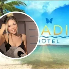 Uśmiechnięta Inga marzy o wakacjach w Hotel Paradise. Tropikalna plaża i palmy w tle.
