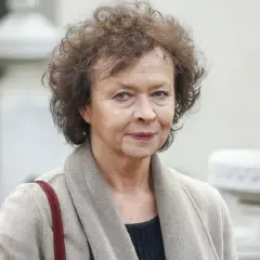 Joanna Szczepkowska, znana aktorka, w beżowym płaszczu. Jej mąż, Andrzej Kopiczyński, był równie cenionym artystą.