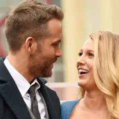 Ryan Reynolds i Blake Lively, rodzice trójki dzieci, patrzą na siebie z uśmiechem.