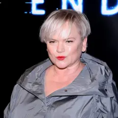 Katarzyna Figura, wiek nie gra roli, gdy ma się taki styl. Aktorka w szarej kurtce i z mocnym makijażem.
