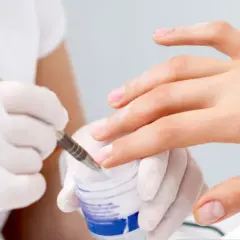 Dlaczego manicure tytanowy odpada? 5 przyczyn i rozwiązania