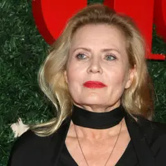Grażyna Szapołowska, ile lat ma? Aktorka z czerwoną szminką i czarnym szalem na tle zielonej choinki.