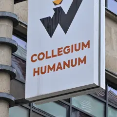 Tablica z napisem Collegium Humanum, budynek o surowej architekturze, w tle odbicia, które mogą sugerować aferę.