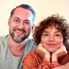 Uśmiechnięci Maria Prażuch i Prokop w bliskim ujęciu.