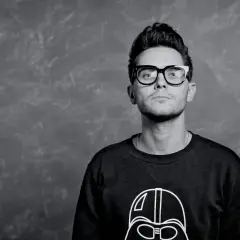 Tomasz Wasilewski, prezenter pogody, w okularach i bluzie z Darthem Vaderem. Ile ma lat?