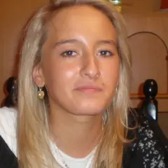 Młoda kobieta z blond włosami, kolczykiem w wardze i serduszkiem w uchu. Jej twarz jest w centrum uwagi, a w tle widać fragmenty mebli. Sprawa Iwony Wieczorek wciąż budzi emocje.