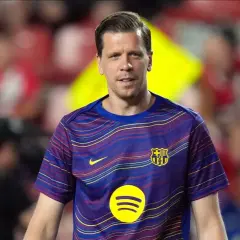 Piłkarz FC Barcelona, Marc-André ter Stegen, w koszulce z logo Spotify. Ile lat ma Szczęsny? To pytanie nie dotyczy tego zawodnika.