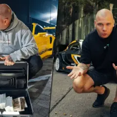 Kamil Labudda życiorys: łysy mężczyzna z tatuażami, w szarej bluzie i czarnej koszulce, z walizką pełną pieniędzy i sportowymi autami w tle.