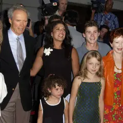 Clint Eastwood z rodziną, w tym jego dzieci, pozuje do zdjęć. Widać jego córkę Alison, syna Scotta i wnuczkę.