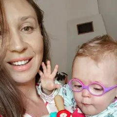 Aneta ze ślubu od pierwszego wejrzenia z córeczką w okularach.