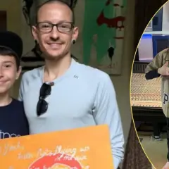 Chester Bennington z synem, trzymający plakat z tekstem piosenki. Obok dwaj mężczyźni w studiu nagraniowym.