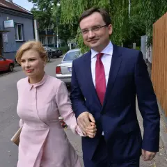 Janusz Kowalski z żoną i dziećmi spacerują ulicą.