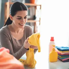 6 skutecznych sposobów na usunięcie tłustej plamy z ubrania