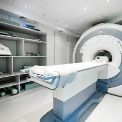 Rezonans magnetyczny z hybrydami: Bezpieczeństwo i zalecenia