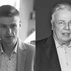 Emilian Kamiński w garniturze, obok młodszy mężczyzna. Czyżby wspomnienie o papierosach?