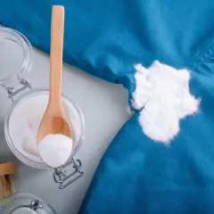 Jak pozbyć się potu z ubrań? Skuteczne metody na plamy i zapachy