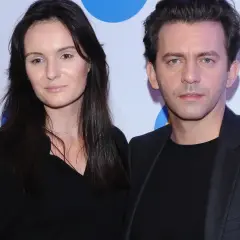 Piotr Głowacki z żoną, uśmiechnięci na ściance.