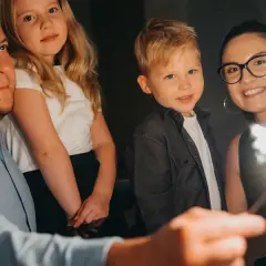 Paweł Łukasik z rodziną świętuje, trzymając zimne ognie. Radosne chwile z dziećmi i żoną.