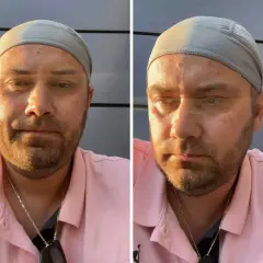 Adrian ze ślubu od pierwszego wejrzenia w różowej koszulce polo i szarej opasce na głowie.