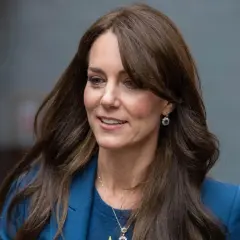 Księżna Kate w niebieskim żakiecie, z błyszczącymi kolczykami i naszyjnikiem. Wszyscy zastanawiają się, co się dzieje z księżną Kate.
