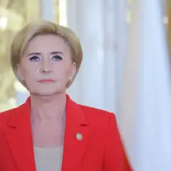 Agata Kornhauser-Duda, Pierwsza Dama, w czerwonej marynarce. Jej pochodzenie jest polskie, co podkreśla jej związek z krajem.