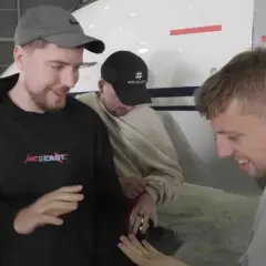 Trzech mężczyzn, w tym MrBeast, stoi obok samolotu. Pytanie "czy Mister Beast żyje" jest nieaktualne, bo widać go w świetnej formie!