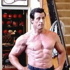 Sylvester Stallone, mimo upływu lat, wciąż imponuje formą. Widać jego wyrzeźbione mięśnie.
