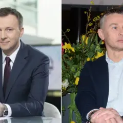 Dwóch mężczyzn, byli dziennikarze TVN, w eleganckich strojach. Jeden w garniturze z dokumentami, drugi w marynarce, na tle kwiatów.