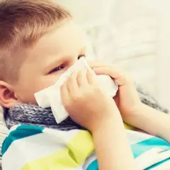 Dziecko z katarem i kaszlem na dworze: Kiedy można wyjść?