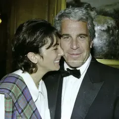 Ghislaine Maxwell i Jeffrey Epstein, których nazwiska pojawiają się na liście Epsteina ujawnionej, w intymnym uścisku.