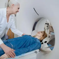 Jak się ubrać na rezonans kręgosłupa: 8 kluczowych wskazówek