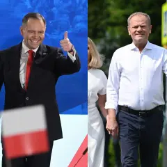 Dwaj politycy: jeden w garniturze z kciukiem w górze, drugi w białej koszuli.