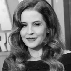 Lisa Marie Presley, w czerni, z falowanymi włosami i makijażem, na tle liter.