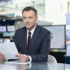 Krzysztof Górlicki, dziennikarz, w studiu telewizyjnym. Jego życiorys to historia pasji do informowania.