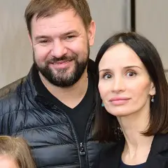 Uśmiechnięty mężczyzna i kobieta, może to rodzice Heleny Karolak? Ile ma lat?