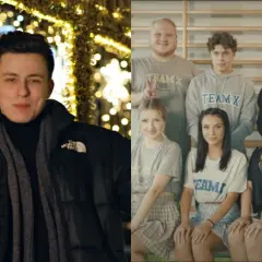 Młody mężczyzna przed świątecznymi iluminacjami i grupa osób w strojach z napisem TEAM X, jakby po obozie.